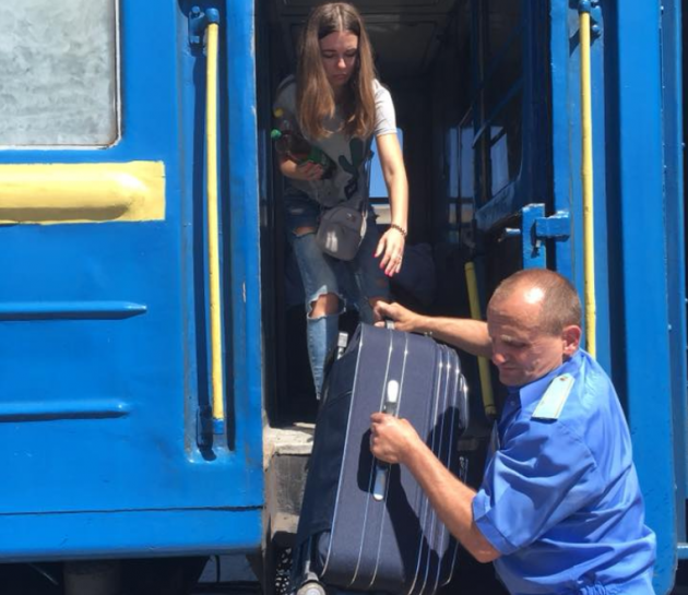 "Культурный шок": сеть удивил проводник поезда "Львов - Херсон"