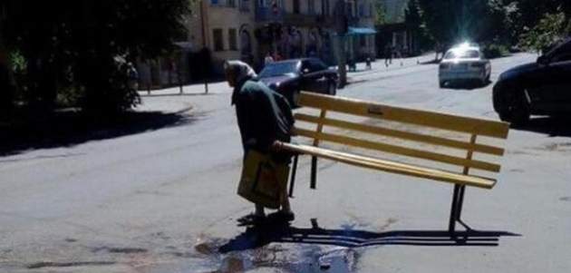 В Черновцах пенсионерка "умыкнула" скамейку с городской площади