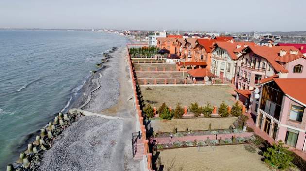 Бетон вместо пляжа: какие особняки отгрохали украинские судьи на известном курорте