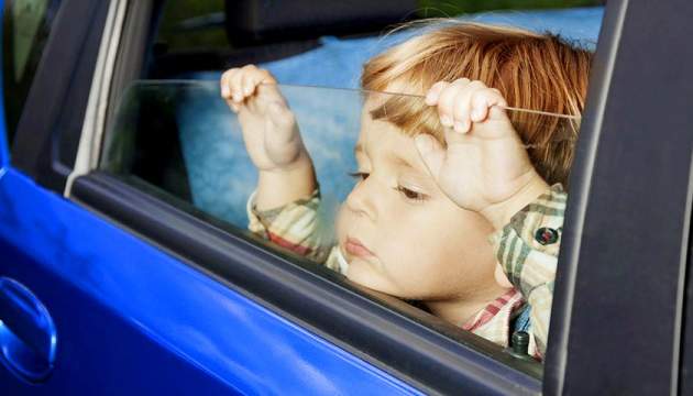 Счет на минуты: почему нельзя запирать в машине ребенка