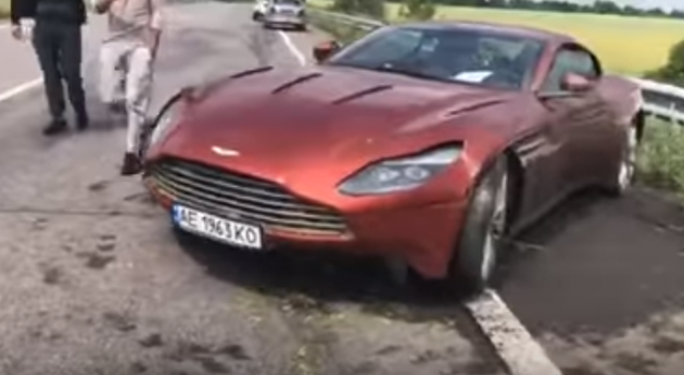 На трассе Днепр-Харьков нашли брошенный Aston Martin DB11. Видео