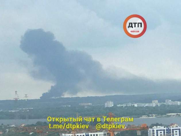 Столб черного дыма высотой в километр: под Киевом разгорается трагедия