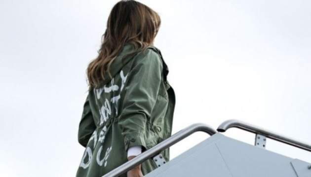 Надпись на куртке Мелании Трамп вызвала скандал