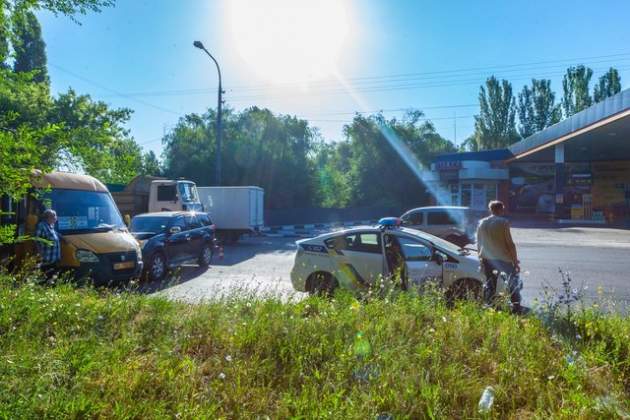 ДТП в Днепре: джип без водителя протаранил маршрутку с пассажирами
