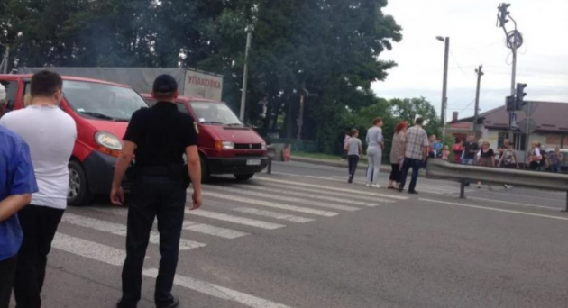Месяцами без зарплат: протестующие заблокировали трассу Киев – Чоп