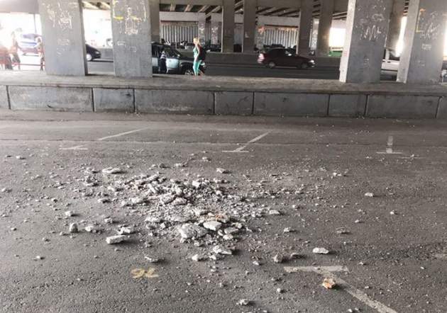 В Киеве "уставший" мост обрушился градом из камней