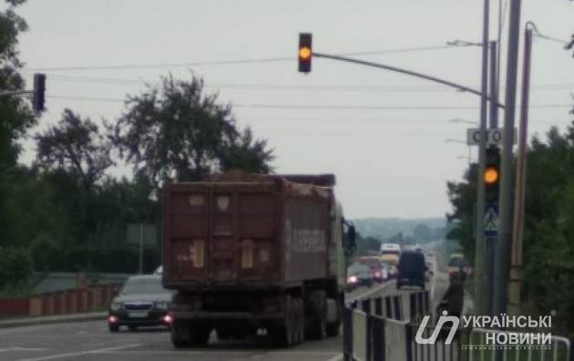 На трассе Киев-Чоп сотни авто застряли в гигантской пробке