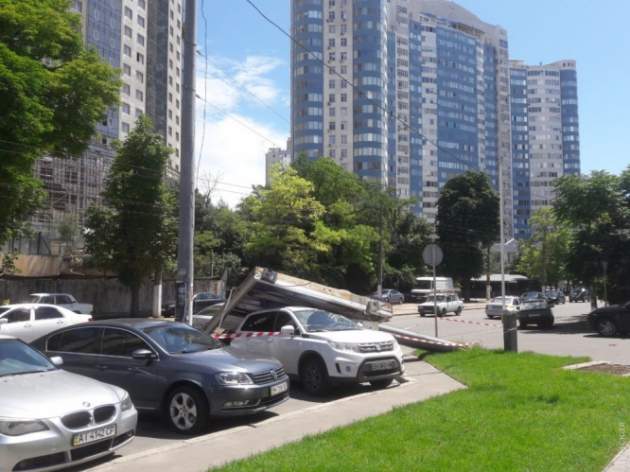 В Одессе огромный билборд рухнул на припаркованную легковушку