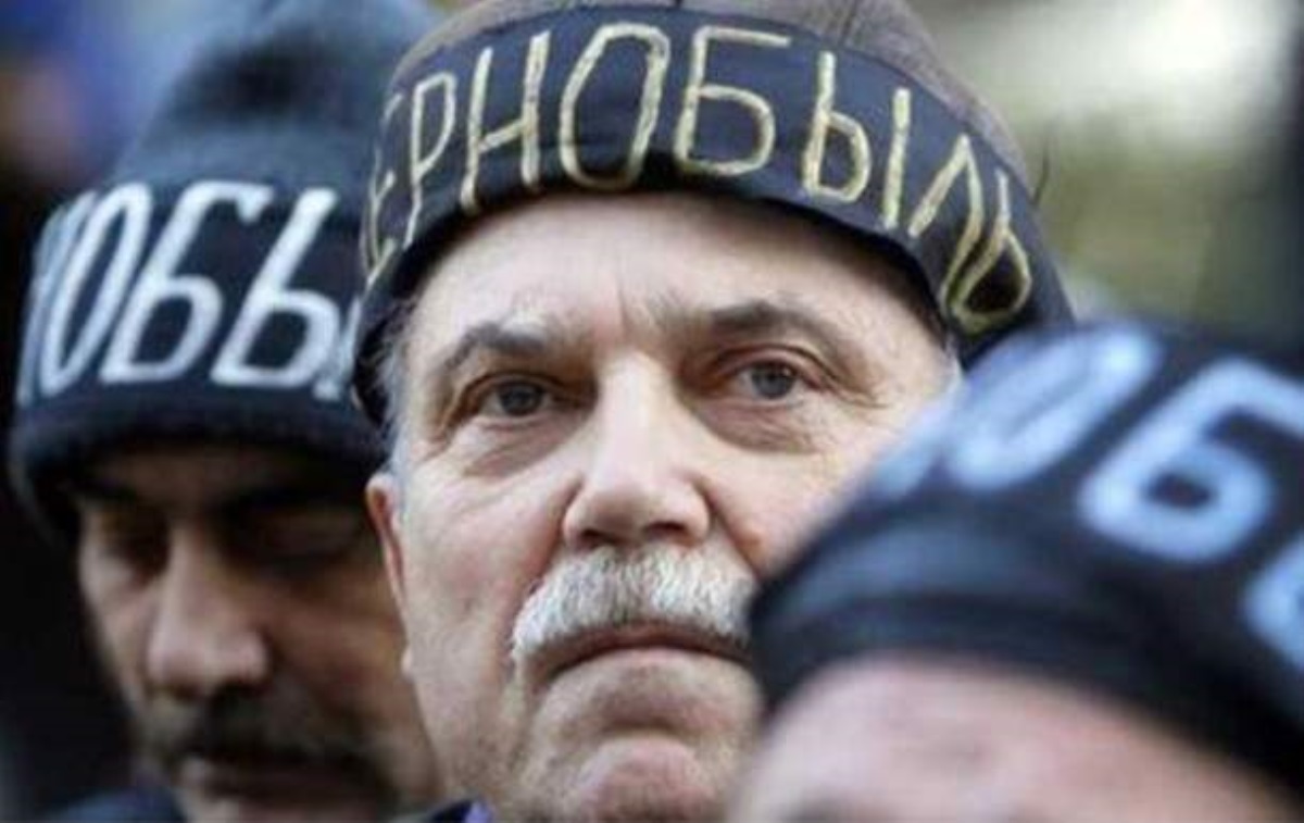 Президент поручил повысить пенсии чернобыльцам