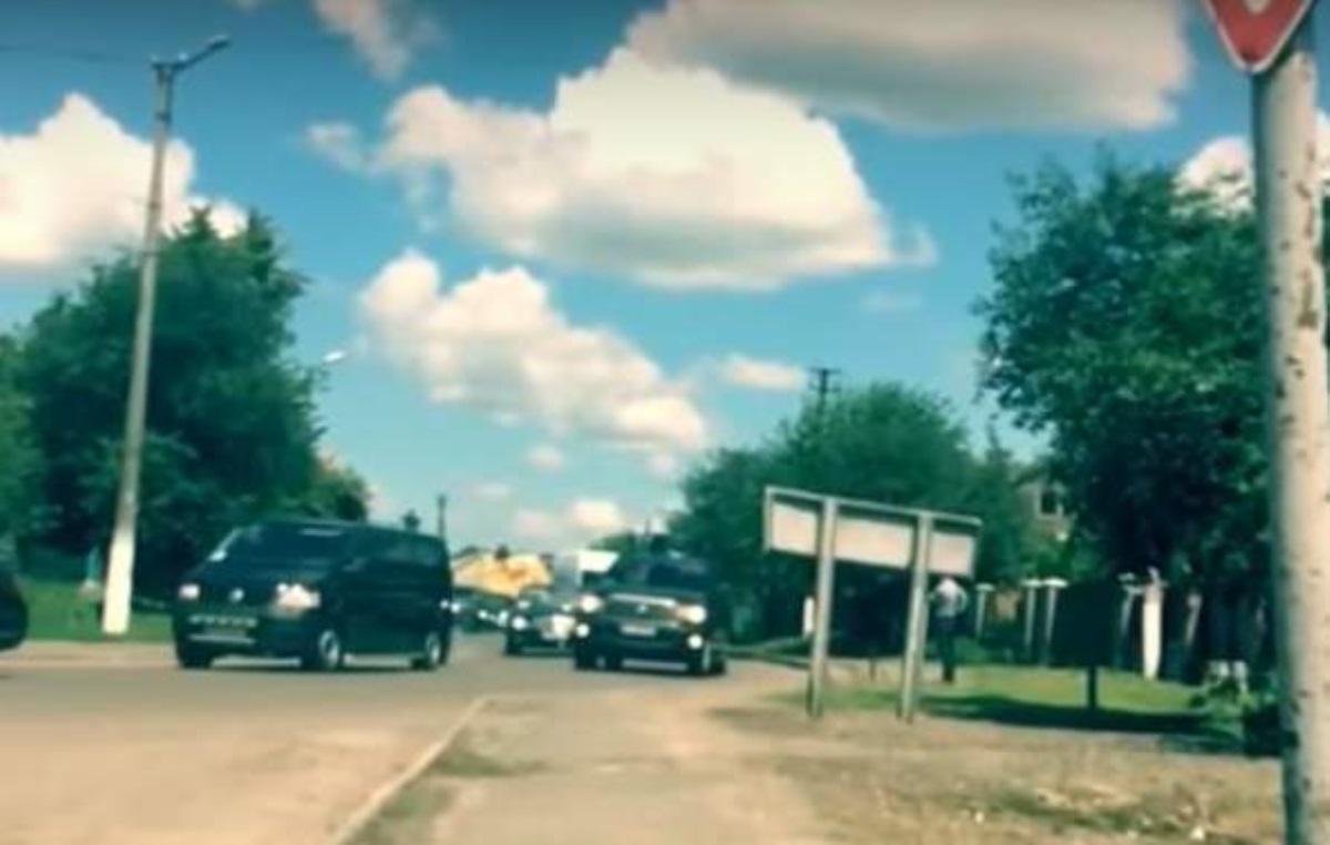 В сеть попало видео огромного кортежа Порошенко около границы с Польшей