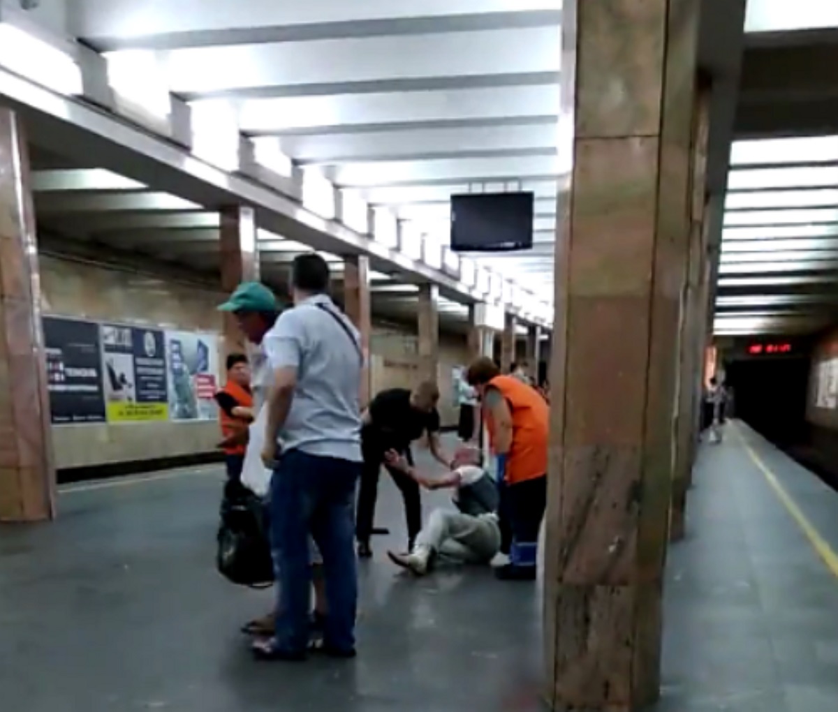 В метро Киева полиция избила пассажира. Видео