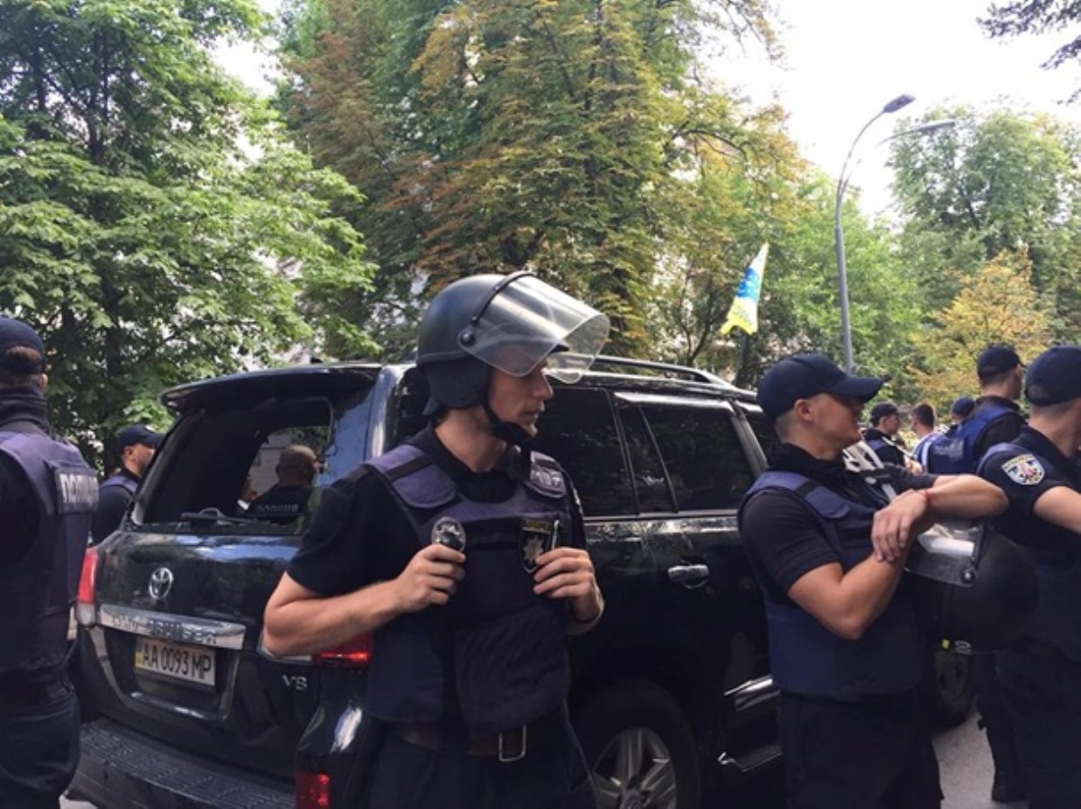 Протестующие под Радой разбили авто депутата