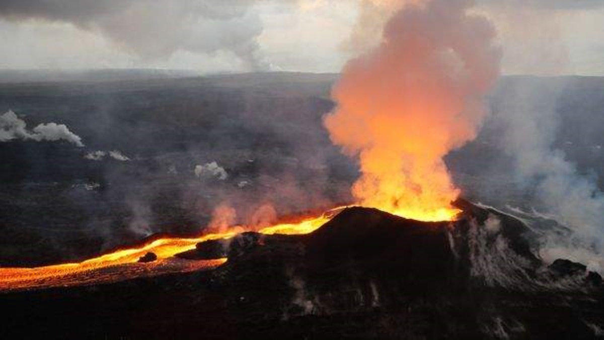 На Гавайях вулканическая бомба пробила катер: ранены 23 человека. Фото