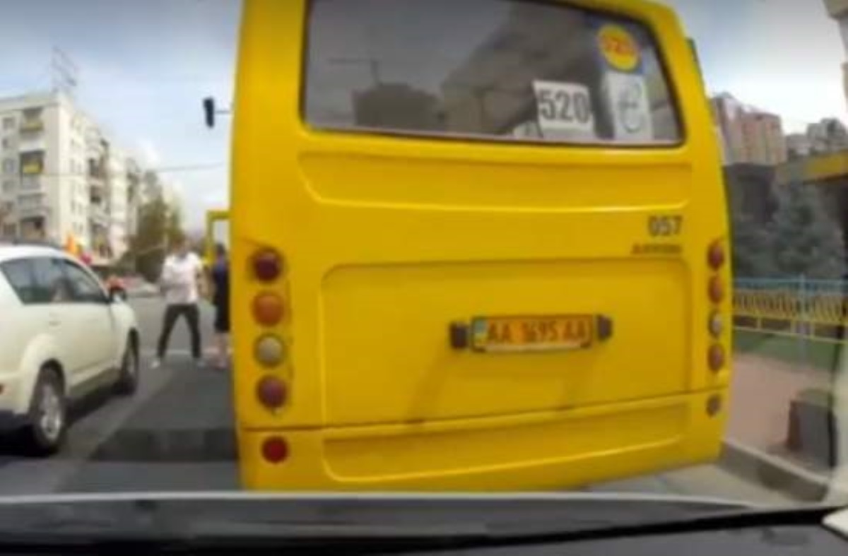В Киеве водители легковушки и маршрутки устроили "разборку" посреди дороги. Видео