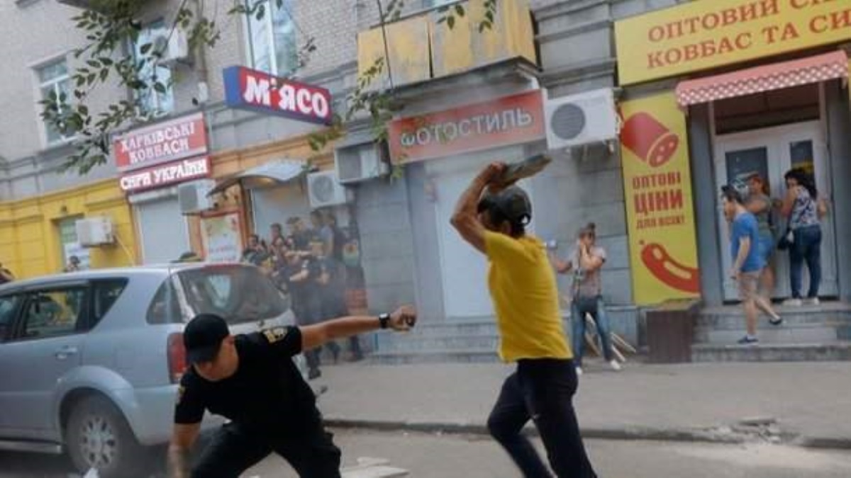 "Били и травили газом": подробности драки полицейских и горожан в Днепре