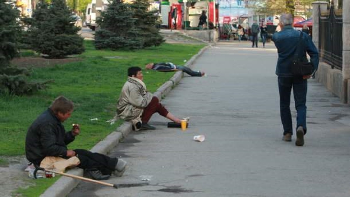 Нашествие бездомных в Киеве: бродяги устраивают лежбища в скверах