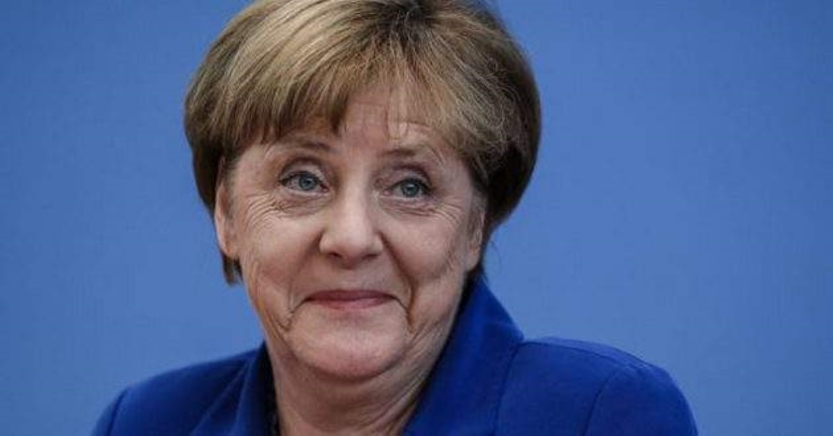 А рядом дети: в сеть попало пикантное фото с Ангелой Меркель