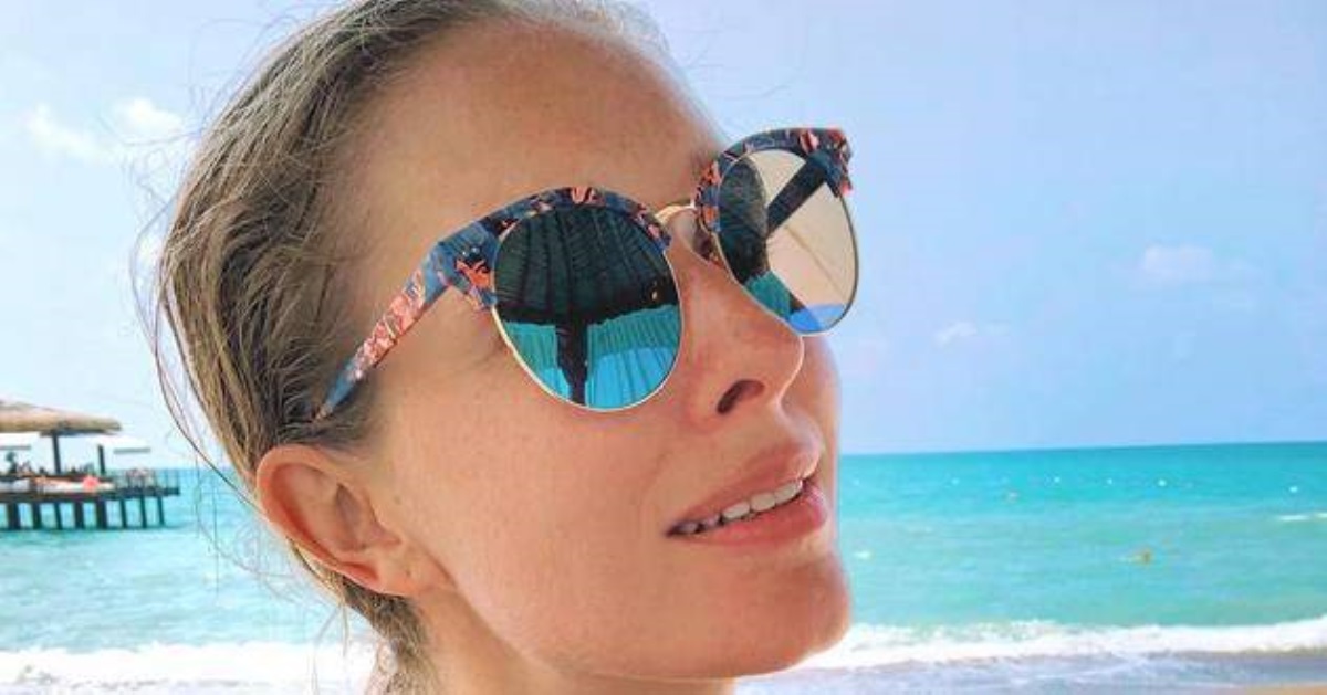В бикини и очках: популярная украинская телеведущая поделилась пикантным фото с отдыха