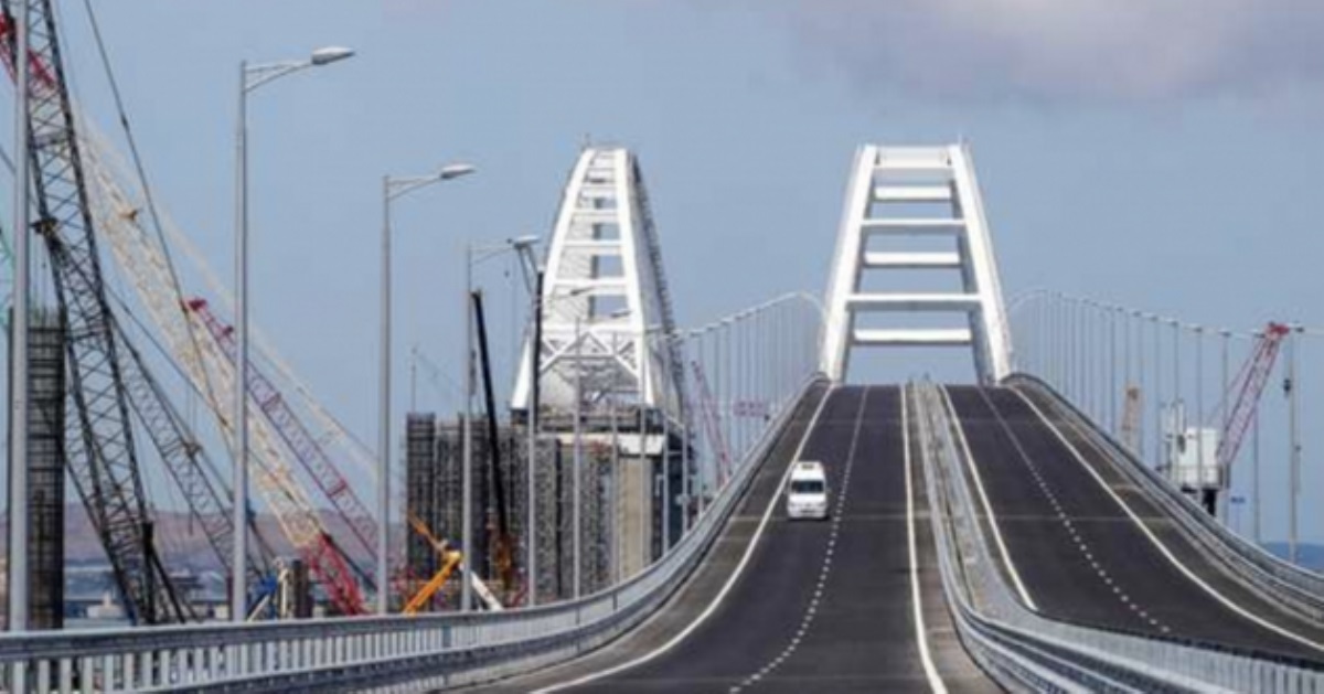 Крымский мост оказался "сепаратистом": отделяется от полуострова