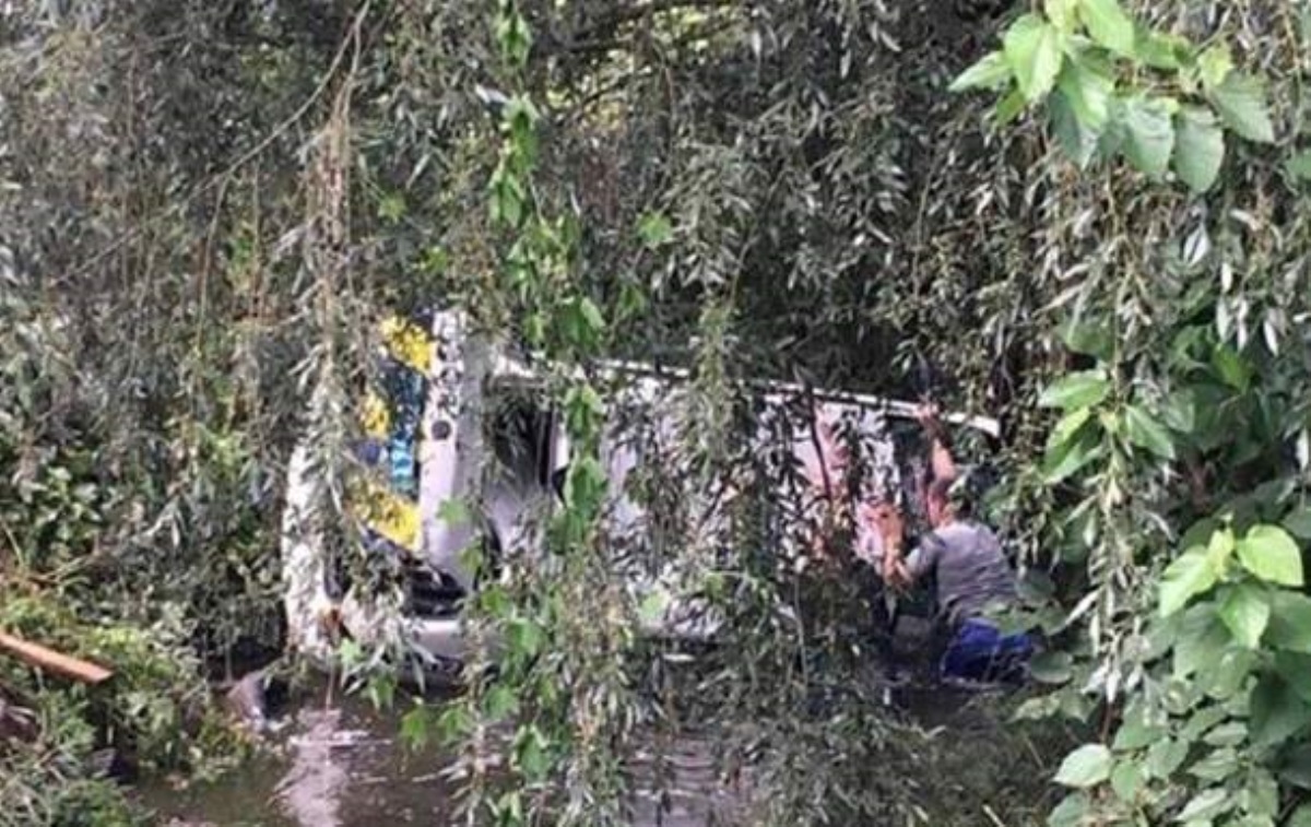 Под Киевом авто полиции упало в реку во время погони