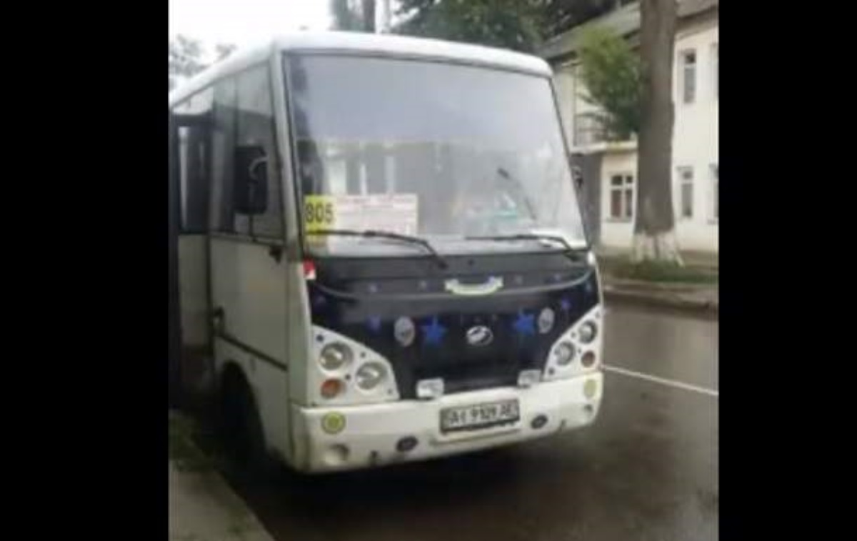Под Киевом водитель маршрутки избил копа. Видео