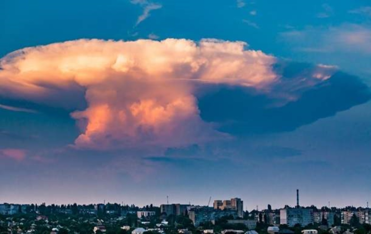 В Николаеве удалось запечатлеть гигантское облако в виде ядерного гриба