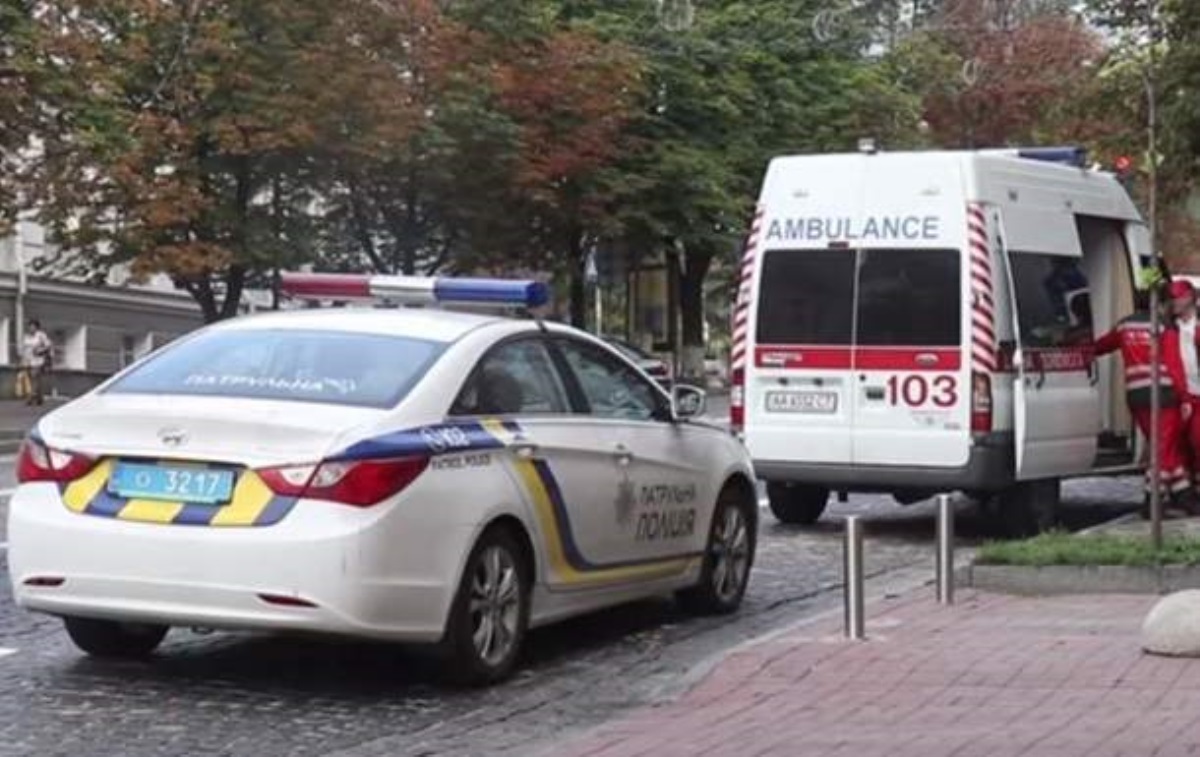 В Киеве мужчина пытался покончить с собой, бросаясь под колеса авто
