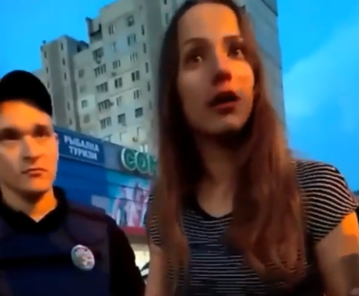 "Третий раз за месяц": "известную блогершу" из Харькова поймали пьяной за рулем. Видео
