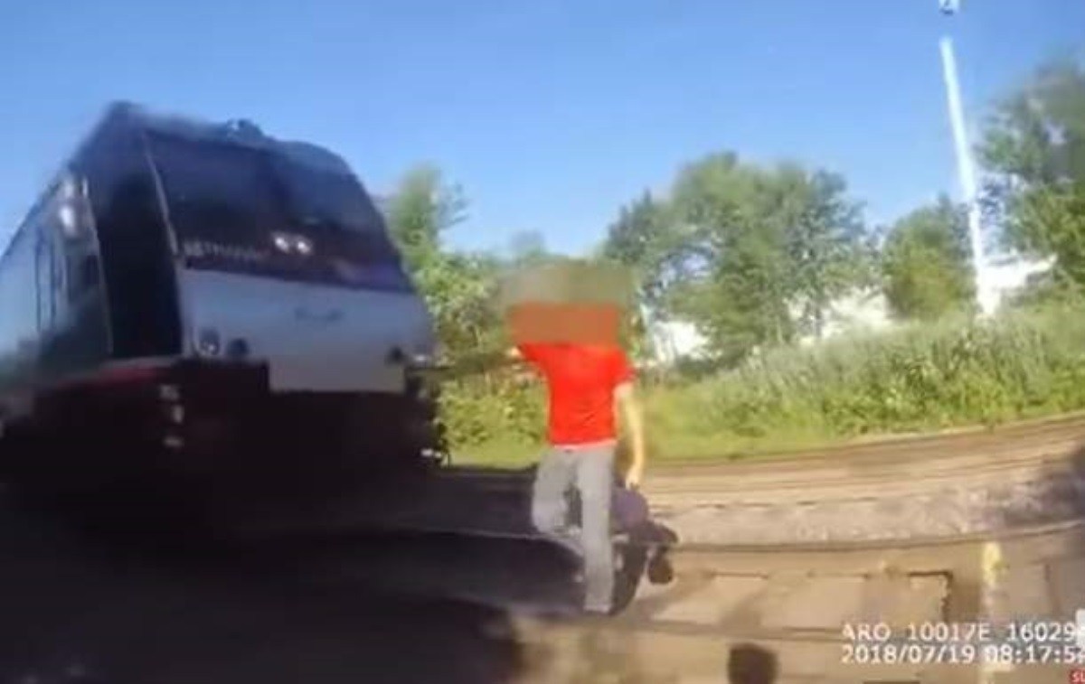 Человека в последнюю секунду спасли от поезда. Видео