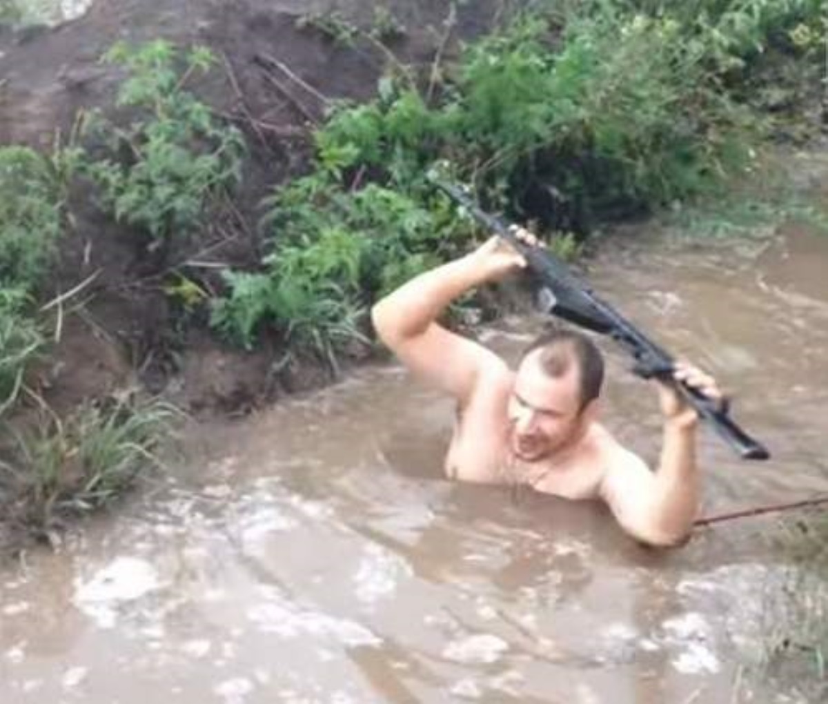 Залило по шею: в сети показали потоп на позициях ВСУ на Донбассе