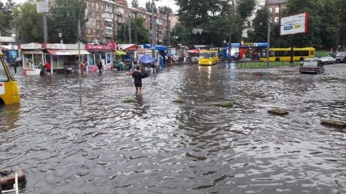 В Киеве за 3 часа выпала трехмесячная норма осадков. Ожидается дальнейшее ухудшение погодных условий