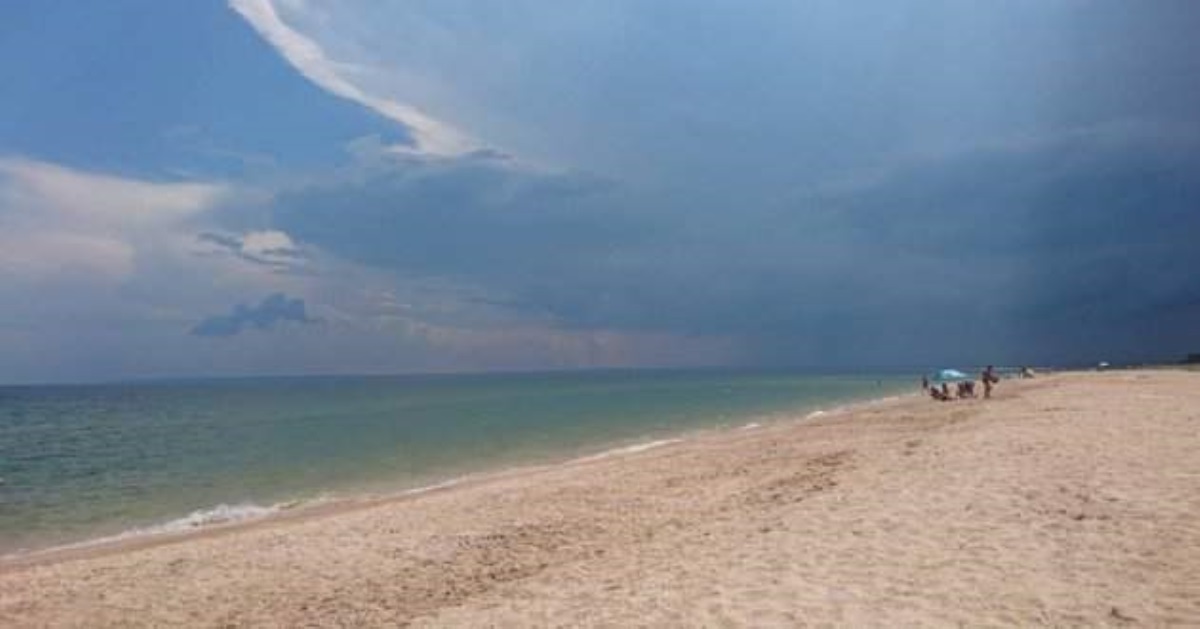 В раю пусто: в сети показали новые печальные фото пляжей в Крыму