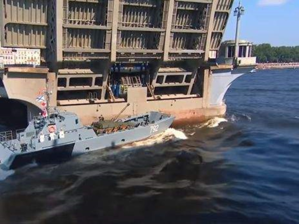 На военно-морском параде в Санкт-Петербурге катер врезался в опору моста