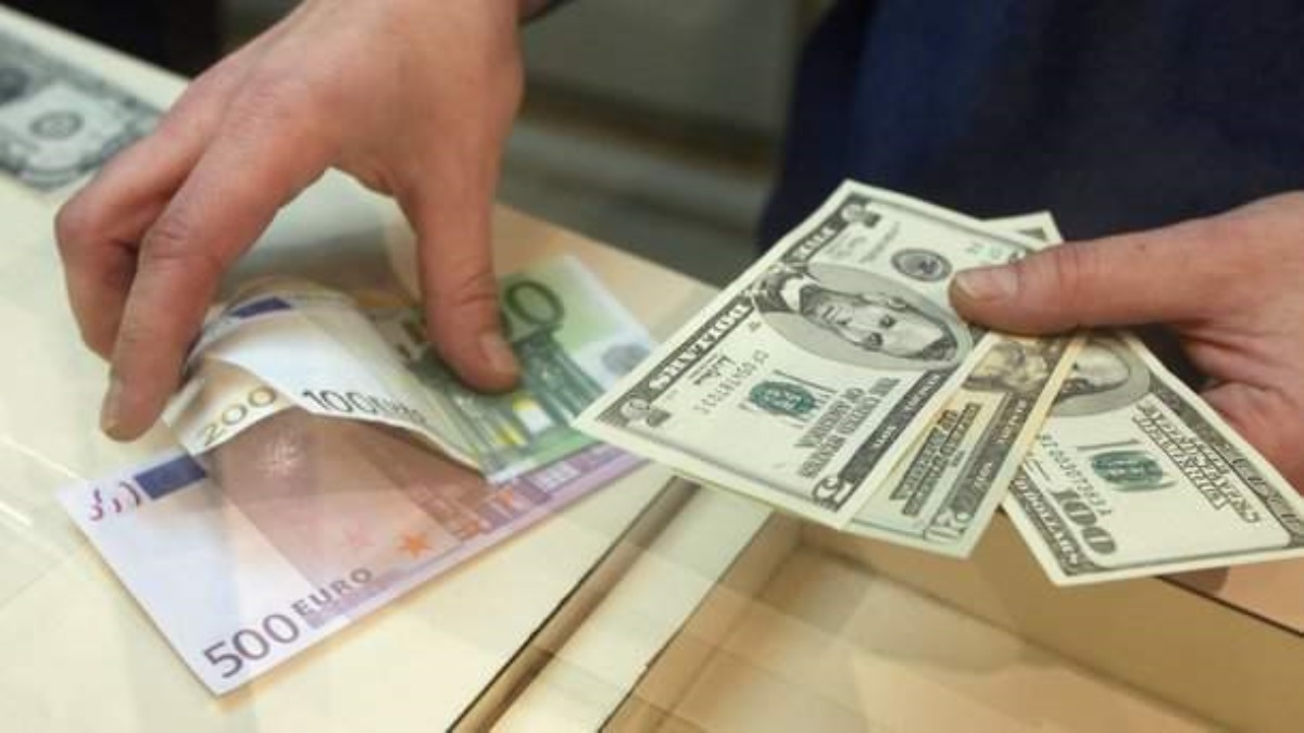 Евро в Украине стал дешевле, а курс доллара растет