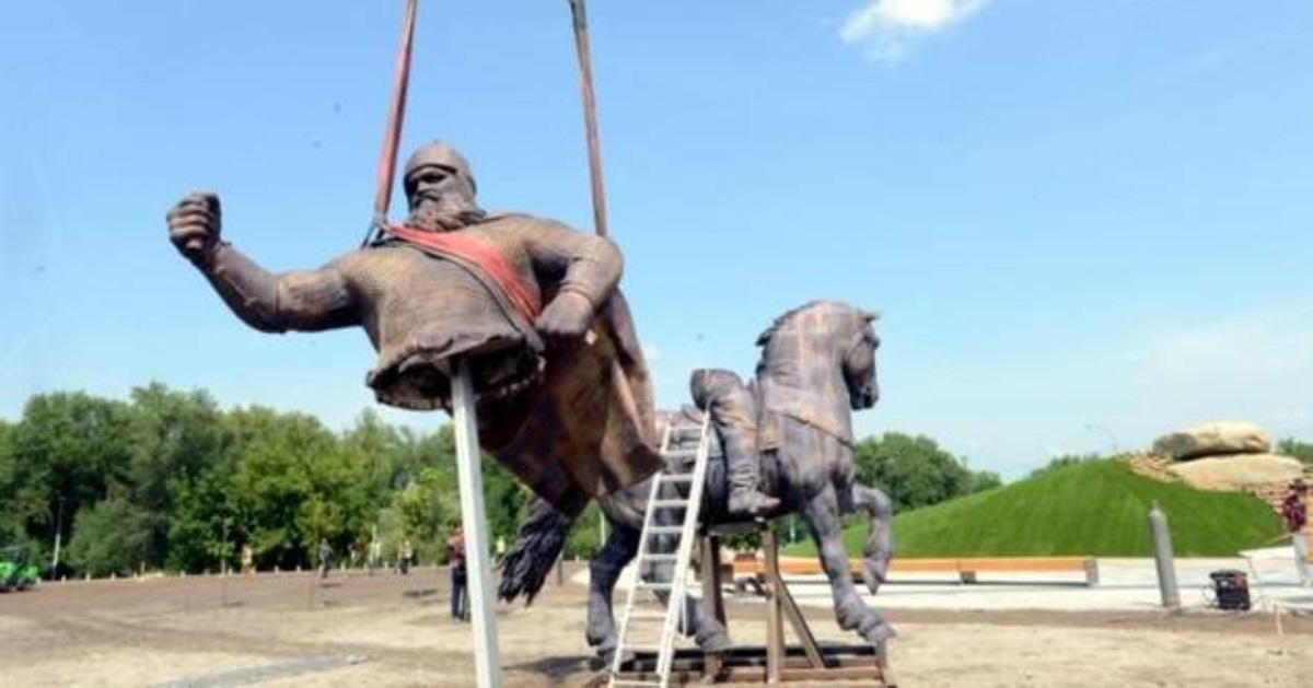 В Киеве устанавливают памятник спорному богатырю из народных сказок