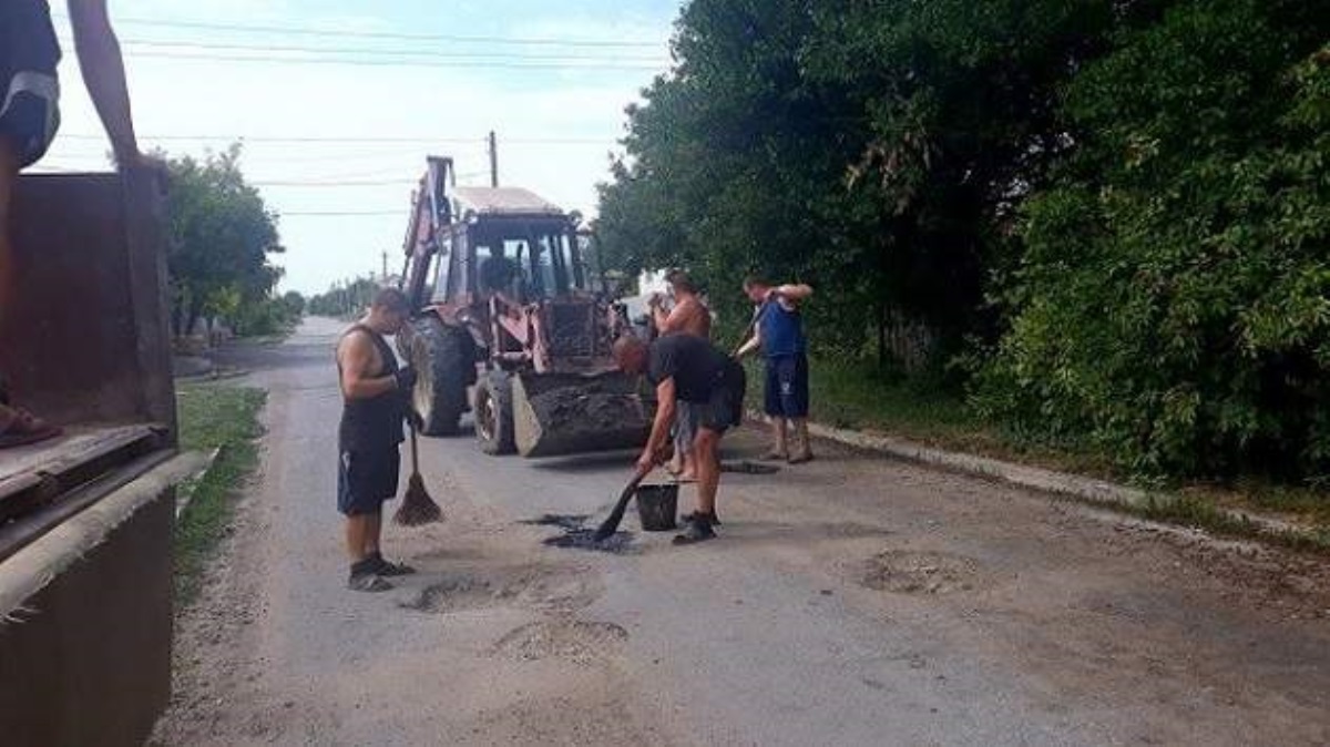 Дешево и сердито: как ремонтируют дороги на оккупированном Донбассе
