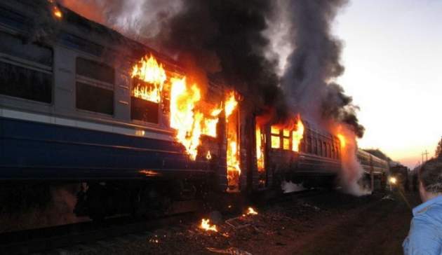 В Ивано-Франковской области на ходу загорелся поезд, пассажиры выпрыгивали из окон