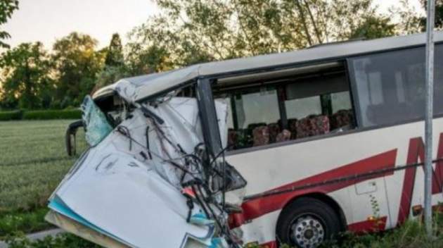 Автобус с детьми попал в ДТП, десятки пострадавших