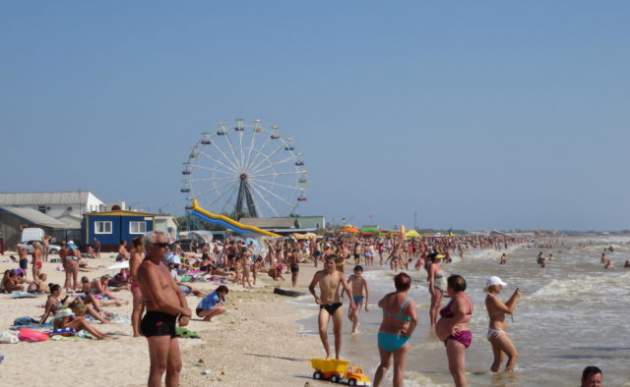 Зеленая жижа вместо воды: пляжи на популярном курорте распугали украинцев