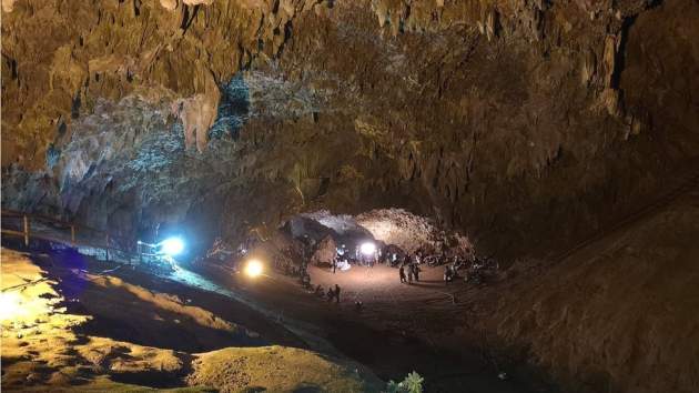 Коварная ловушка: найденных детей попросили посидеть в пещере еще. Фото