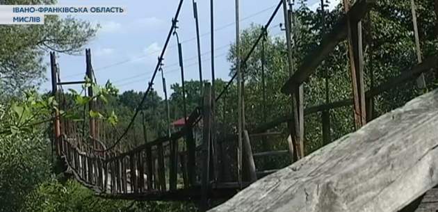 На Прикарпатье обвалился мост: пешеходы получили ранения