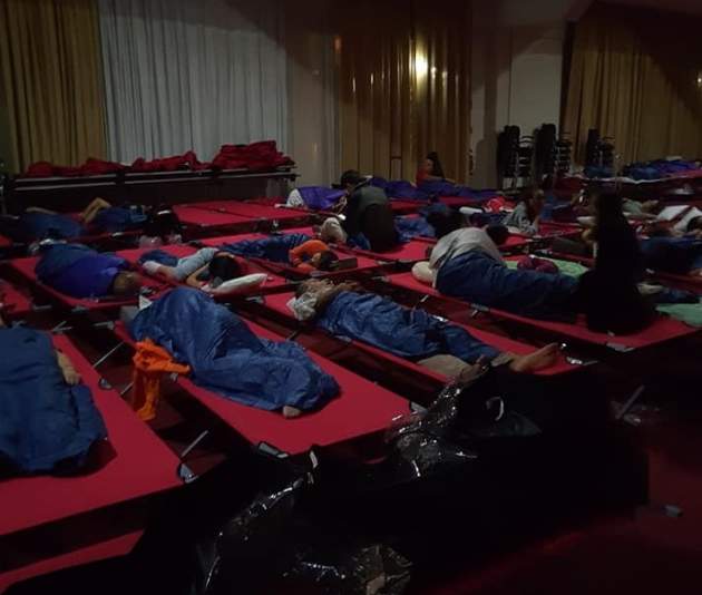 "Как беженцы!" Украинцев заставили спать в аэропорту Вены