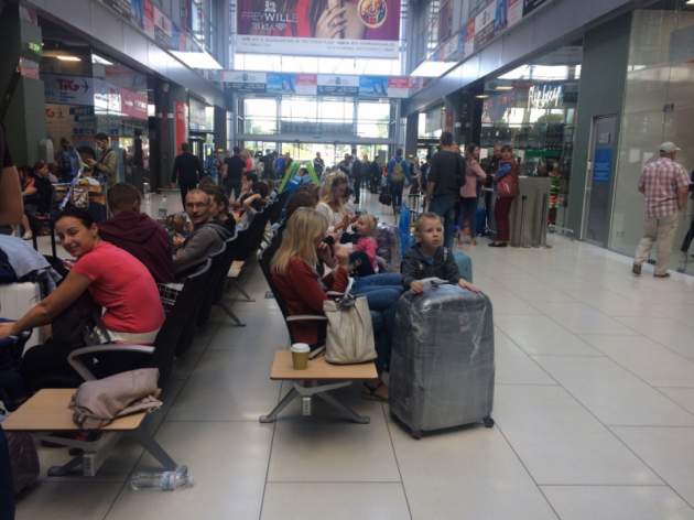 Сутки на чемоданах. В аэропорту "Киев" очередная тотальная задержка рейсов
