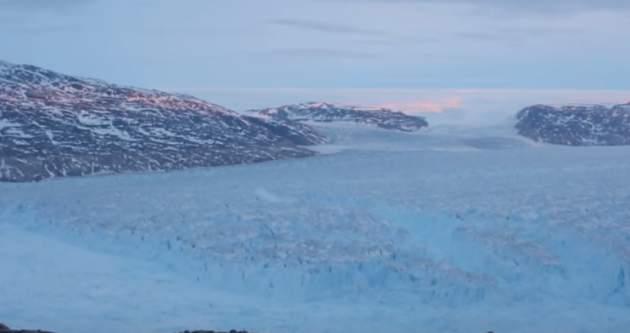 Гигантский айсберг откололся от Гренландии. Видео