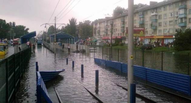Ливень превратил киевские улицы в озера и реки
