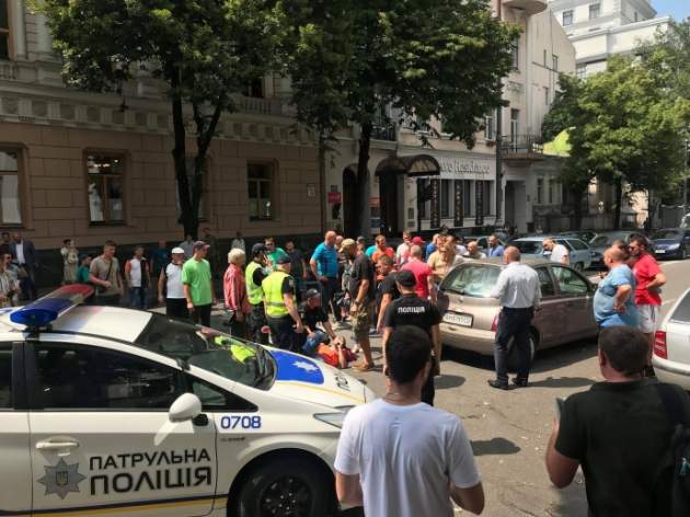 Около Рады девушка сбила участника митинга "евробляхеров"
