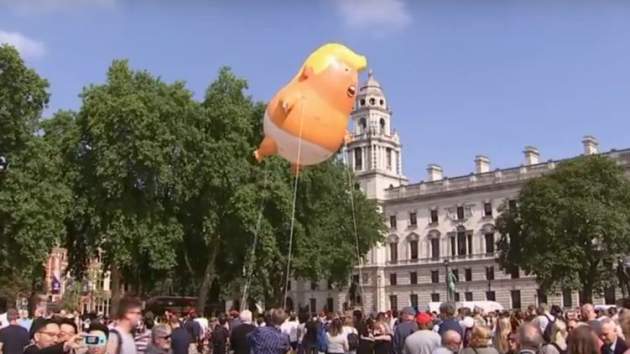 В небо Лондона взлетел шар в виде "малыша Трампа". ВИДЕО