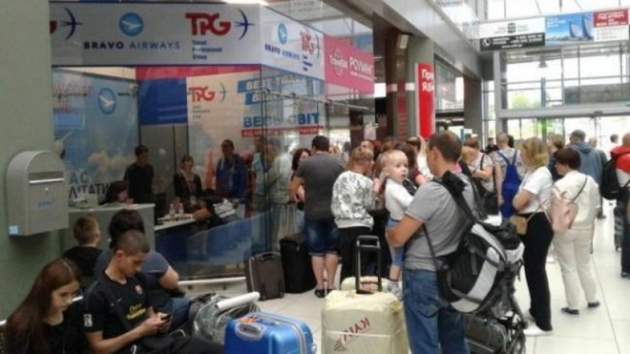 Застрявшие туристы и отмены рейсов: почему авиакомпании оказались неготовыми к турсезону
