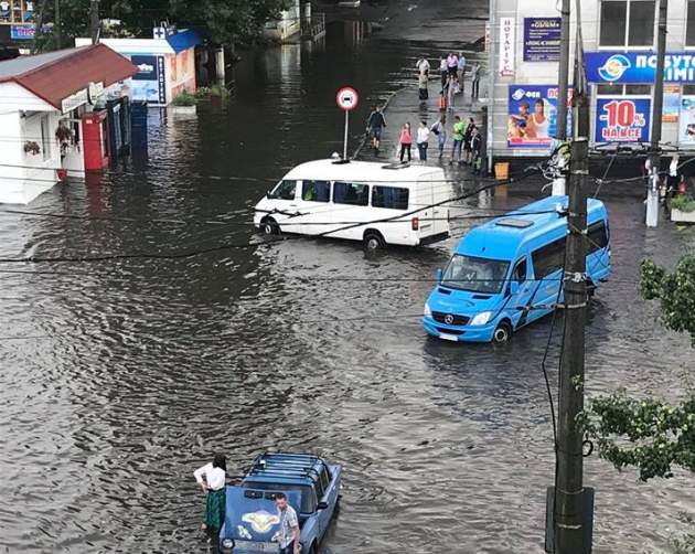 Крупный украинский город утонул после ливня