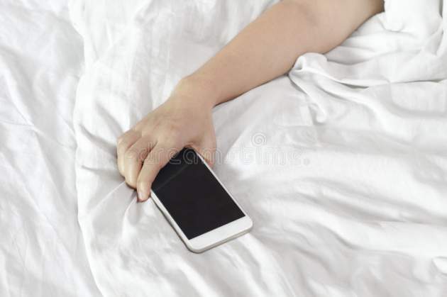Медики предупреждают: сон со смартфоном вызывает рак